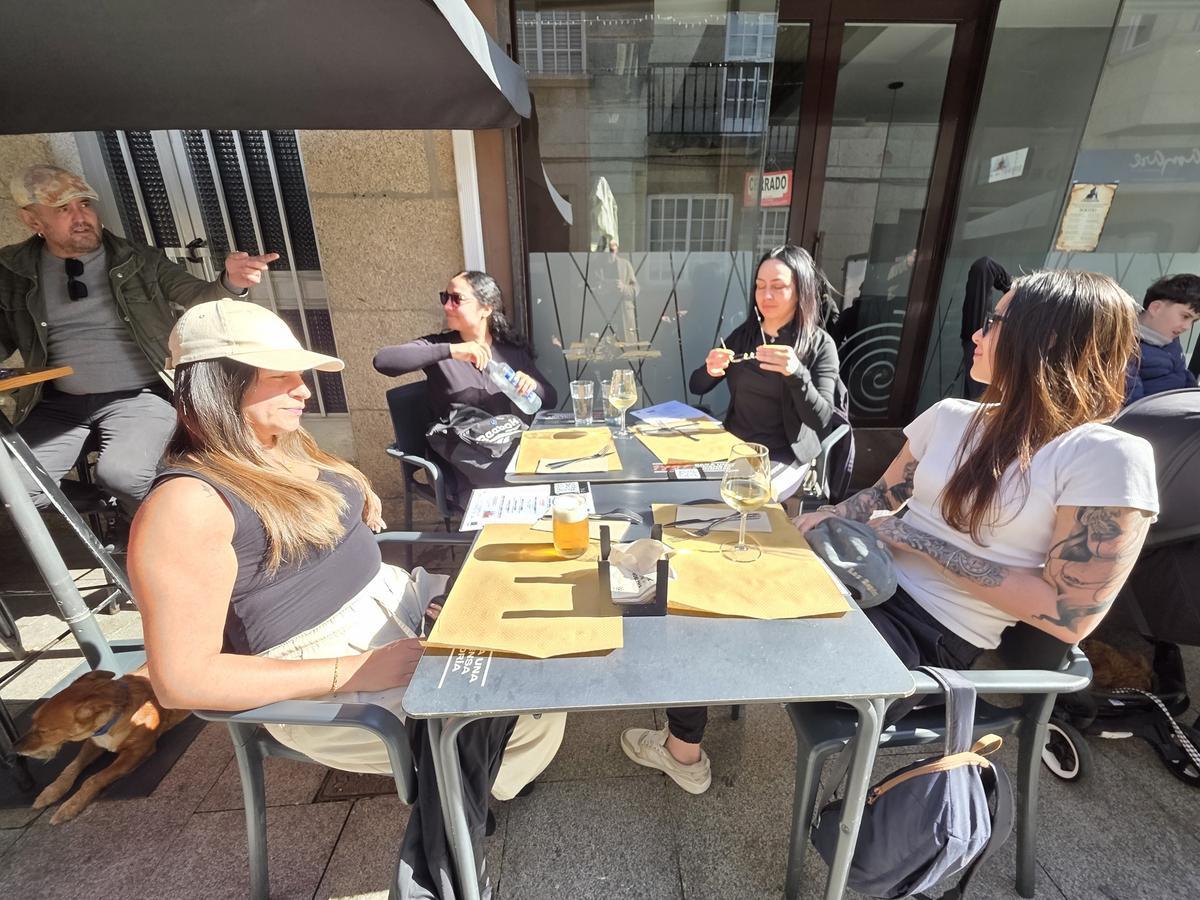 Una terraza de O Grove, esta tarde.
