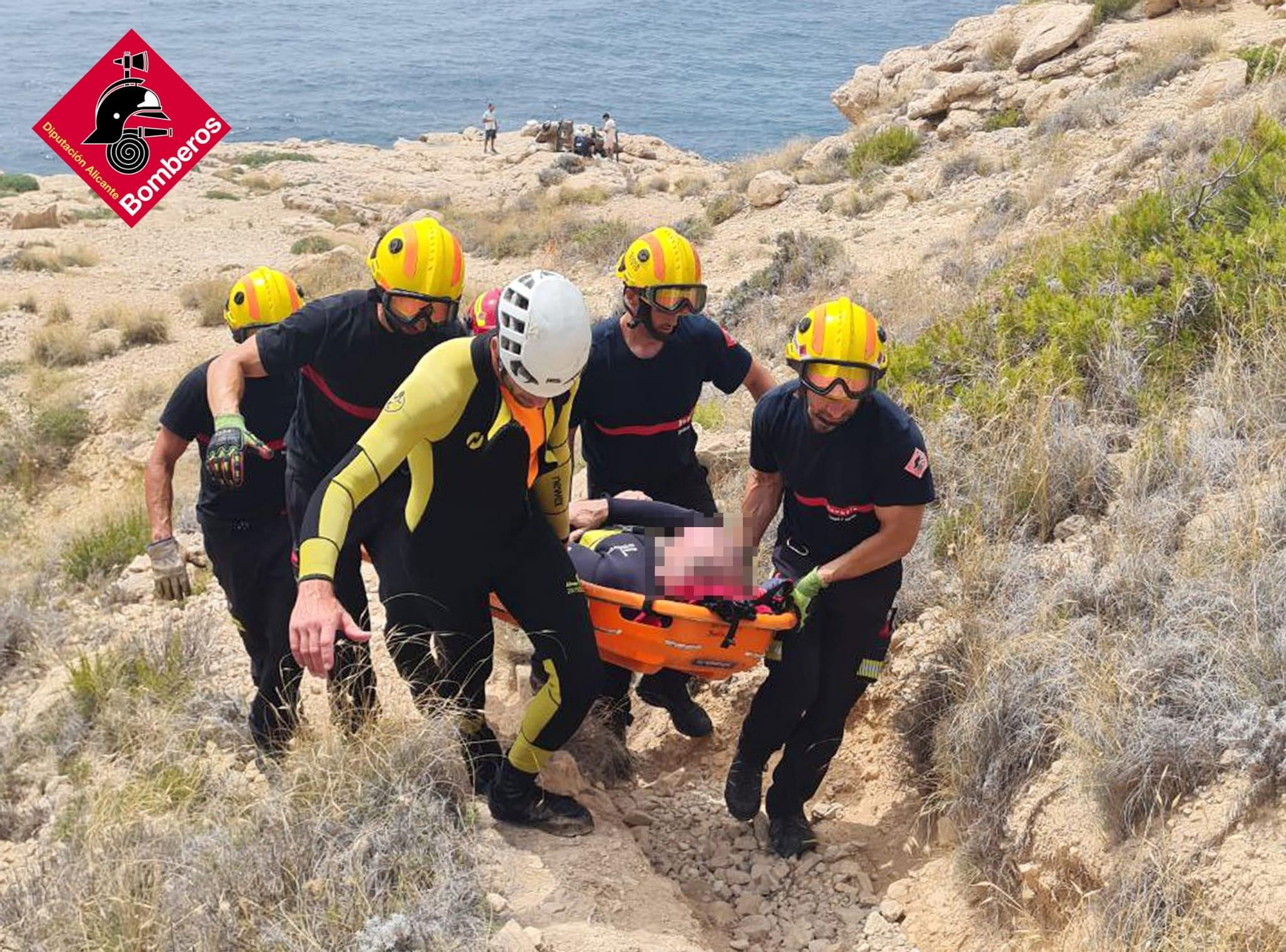 El rescate en la Cala Erizos de Villajoyosa por parte de los bomberos