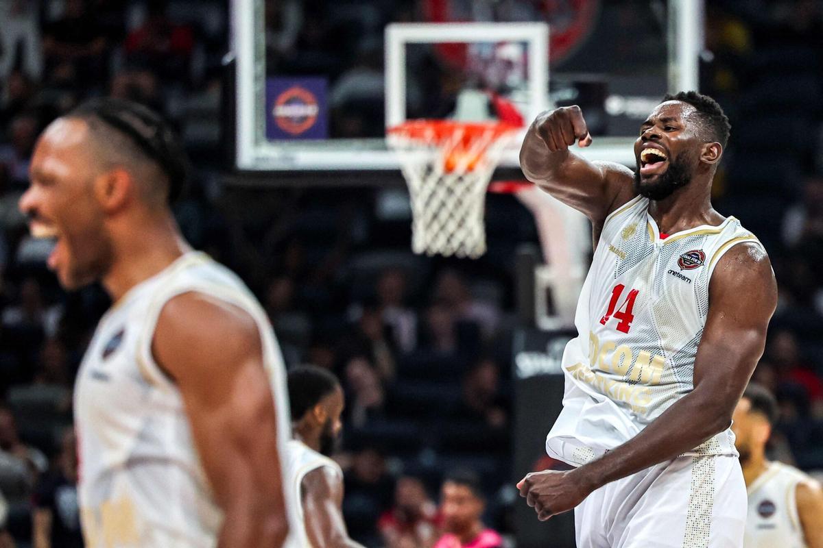 El pívot del Mónaco Mam Jaiteh celebra una de sus canastas ante el Olympiacos.