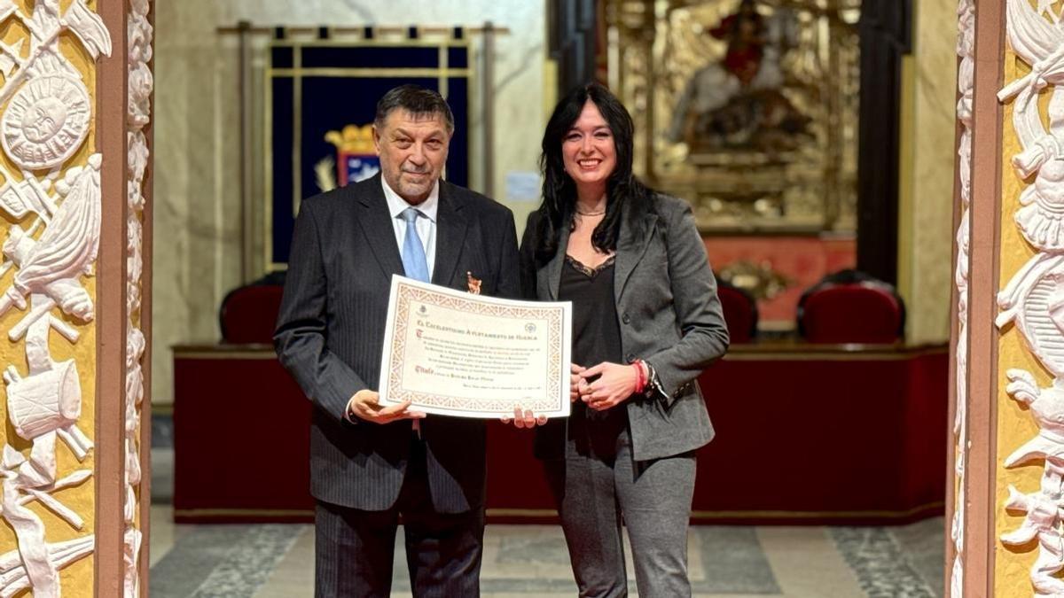 La alcaldesa de Huesca, Lorena Orduna, junto a Ernesto Escar.