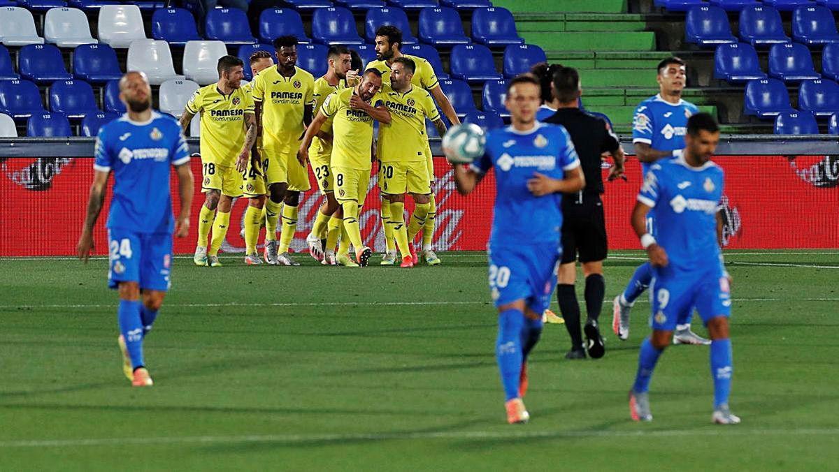 Los futbolistas del Villarreal felicitan a Cazorla tras anotar el segundo gol de su equipo ayer en Getafe.