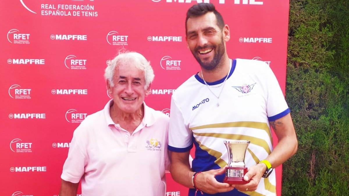 Javi Martínez, a la derecha, tras proclamarse campeón de España.