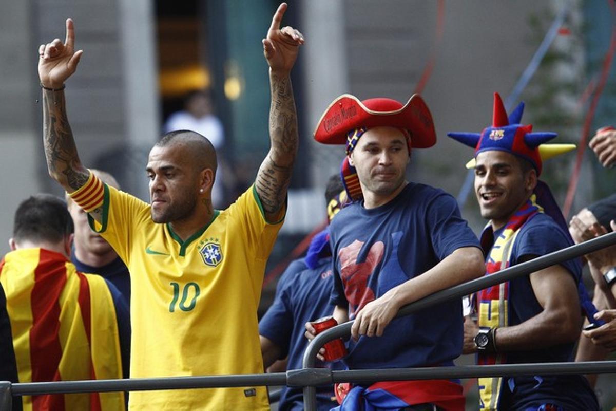 El lateral Dani Alves, durant la rua del triplet aquest diumenge al centre de Barcelona.