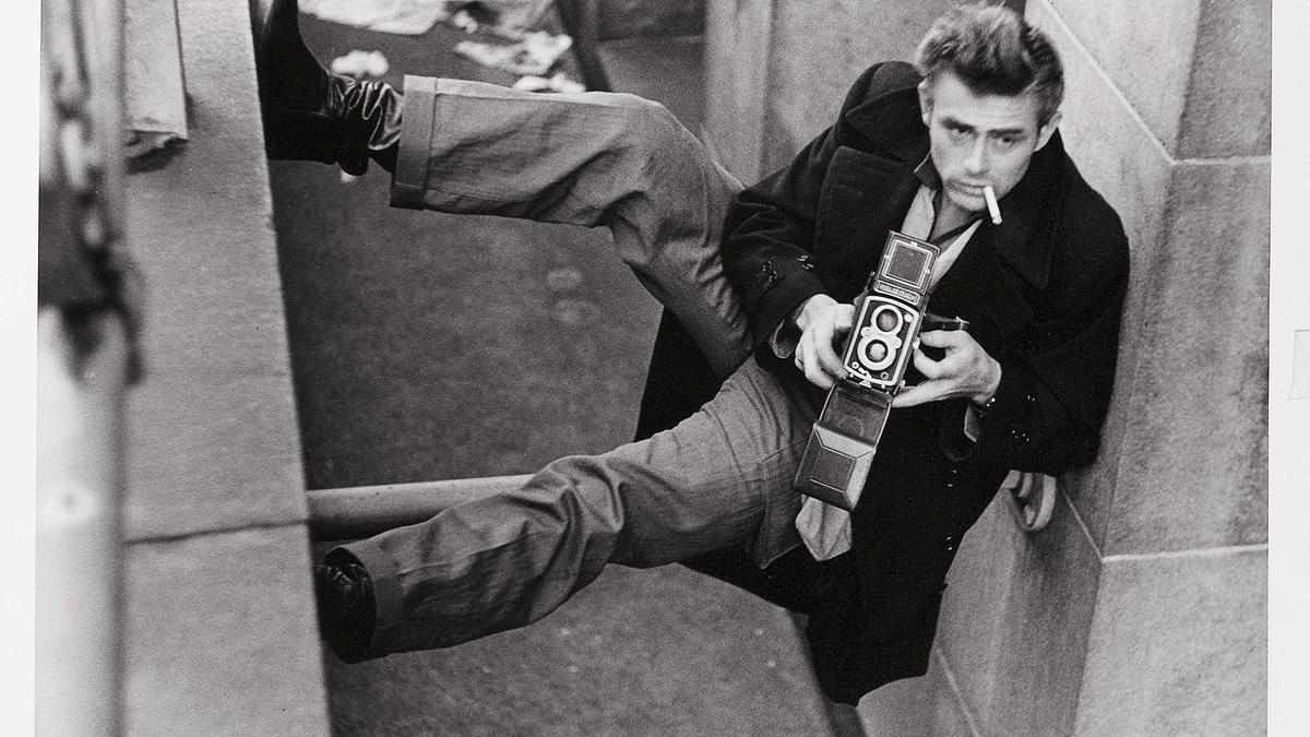 Retrato del actor estadounidense James Dean realizado por el fotógrafo Roy Schatt