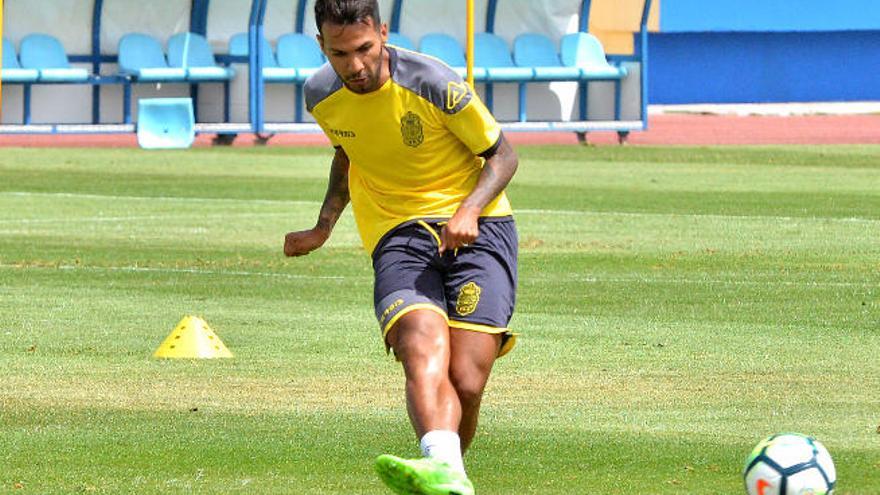 Jonathan Viera ejecuta un pase durante uno de los entrenamientos de esta pretemporada en Maspalomas.