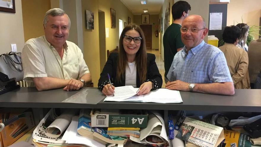 Por la izquierda, el secretario del PSOE en Cangas de Onís, Fernando Labra, y los concejales Vanesa González y José Antonio Fernández, en el registro del Ayuntamiento, ayer.