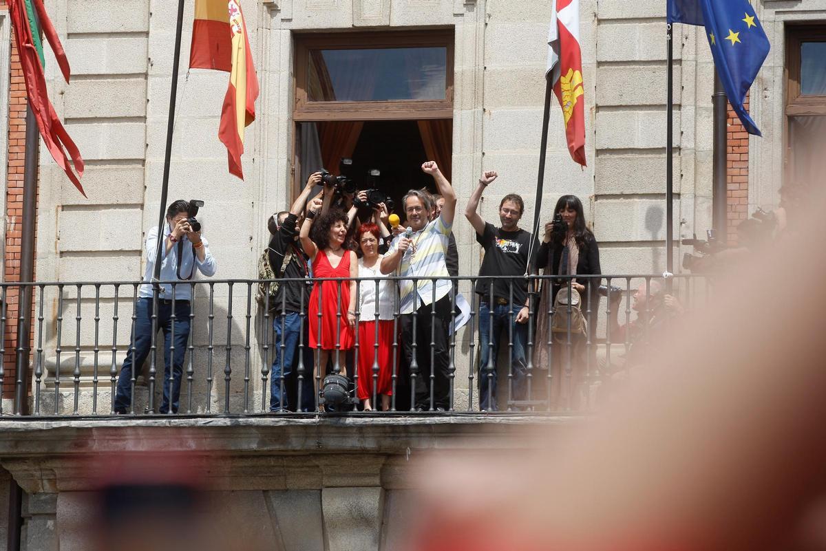 Junio de 2015. Guarido, recién elegido alcalde; Laura Rivera y otros concejales de Izquierda Unida saludan desde el balcón del Ayuntamiento a los zamoranos congregados en la Plaza Mayor.