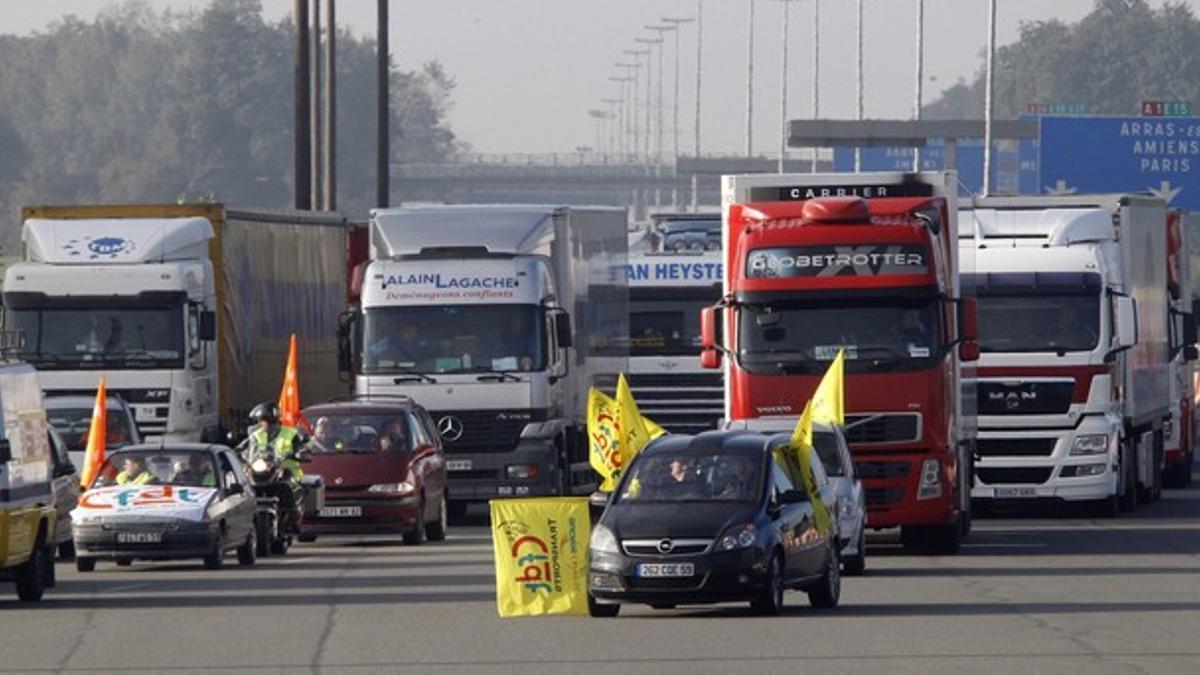 Camiones en huelga bloquean una autopista cerca de Fresnes-les-Montauban, hoy, en el norte de Francia.