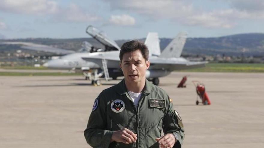 El capitán Miguel Jiménez Barragán es uno de los pilotos capacitado para manejar uno de los aviones de caza F-18.