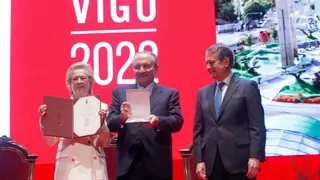 Javier Moll recoge la distinción Cidade de Vigo 2022 en nombre de FARO DE VIGO