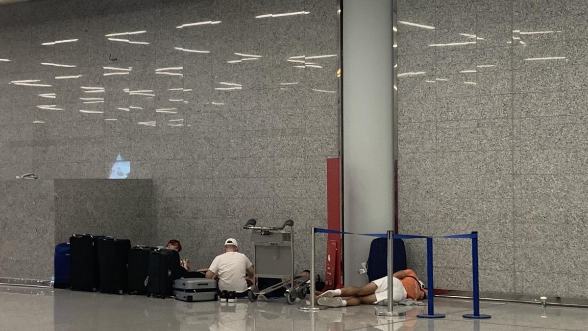 Un grupo de turistas británicos durmiendo en el aeropuerto de Son Sant Joan