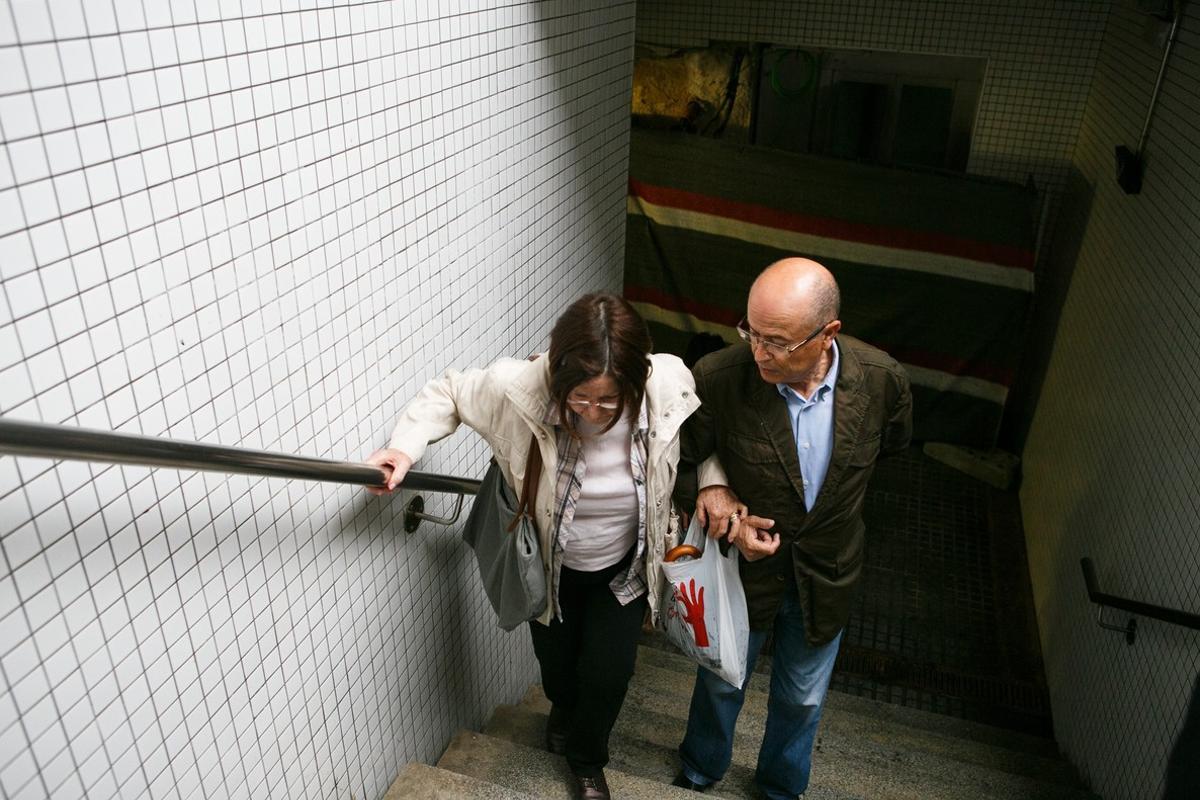 Josefa Charler, acompañada por su marido, en las escaleras de acceso al andén de la estación de Renfe de Vilassar de Mar.