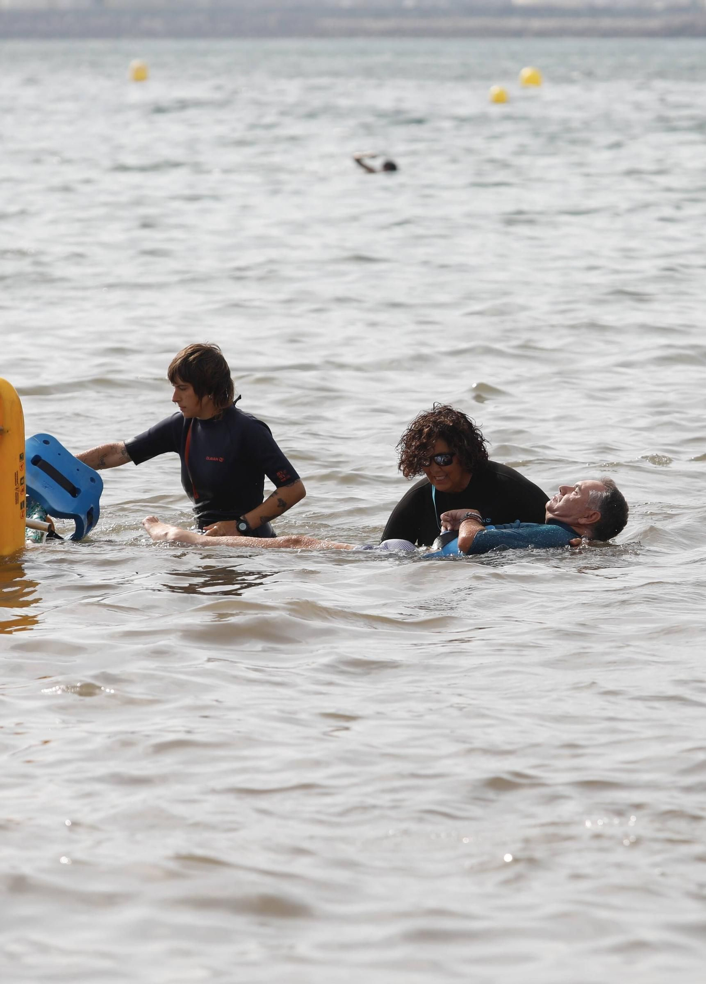 Así funciona el servicio para personas con discapacidad en la playa de Poniente (en imágenes)