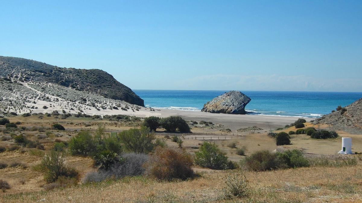 Playa de Mónsul, en el Parque Natural de Cabo de Gata-Níjar (Almería)
