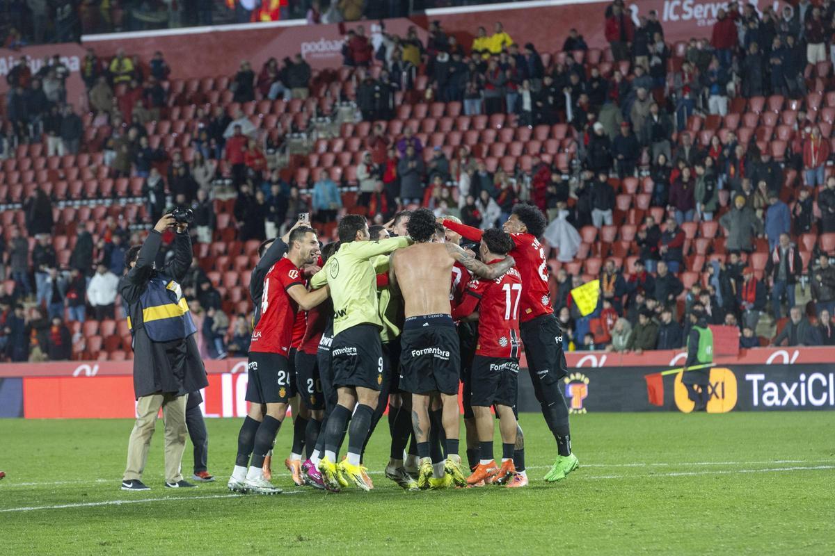 Los jugadores del Mallorca saltan junto a Muriqi para celebrar sus tres goles ante el Athletic.