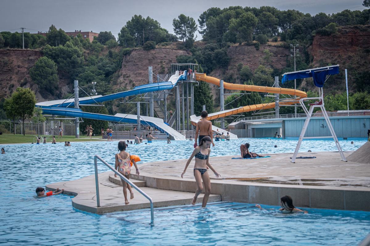La Bassa de Sabadell, una de las piscinas más grandes de Catalunya, llena de bañistas durante una jornada de verano.