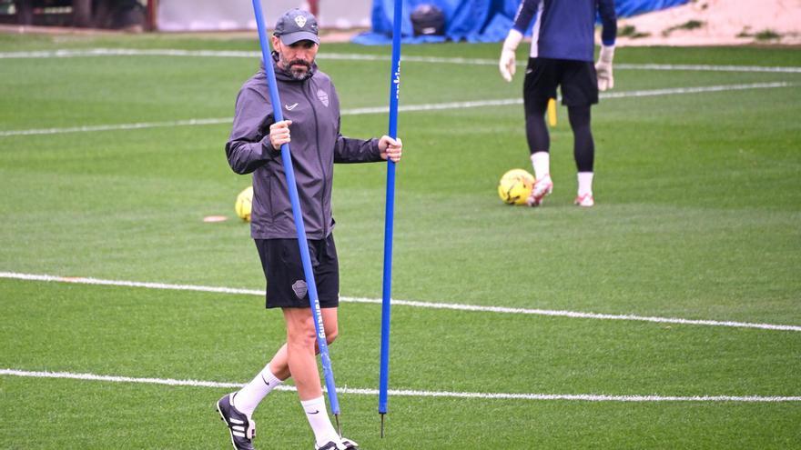 El entrenador del Elche CF, Eder Sarabia durante un entrenamiento antes de enfrentarse al Real Madrid en el Bernabéu