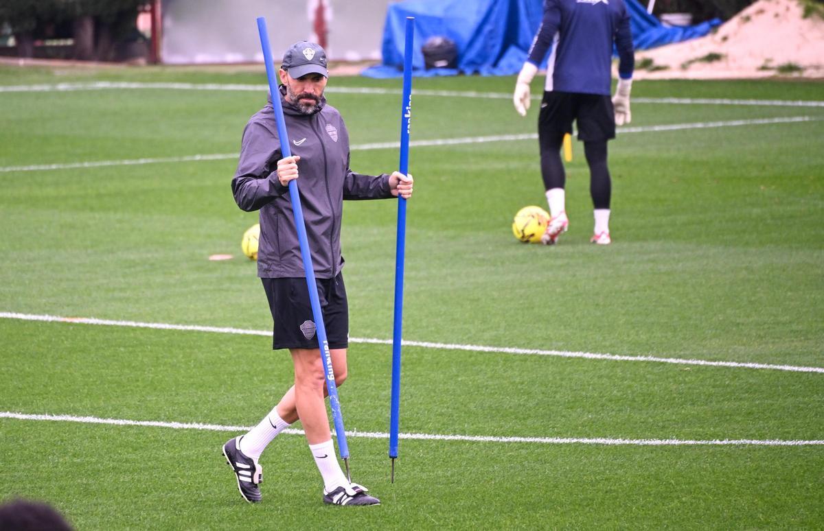 El entrenador del Elche CF, Eder Sarabia durante un entrenamiento antes de enfrentarse al Real Madrid en el Bernabéu