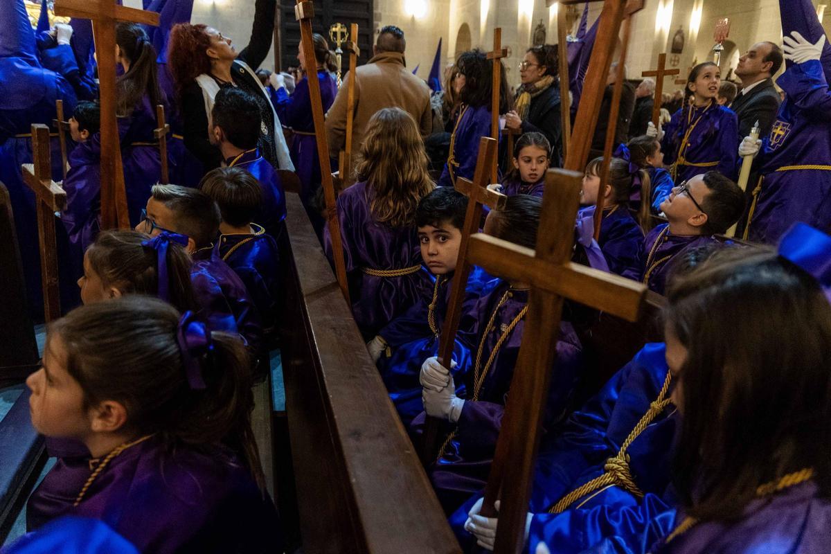 El frío no desluce las procesiones del Martes Santo en Alicante