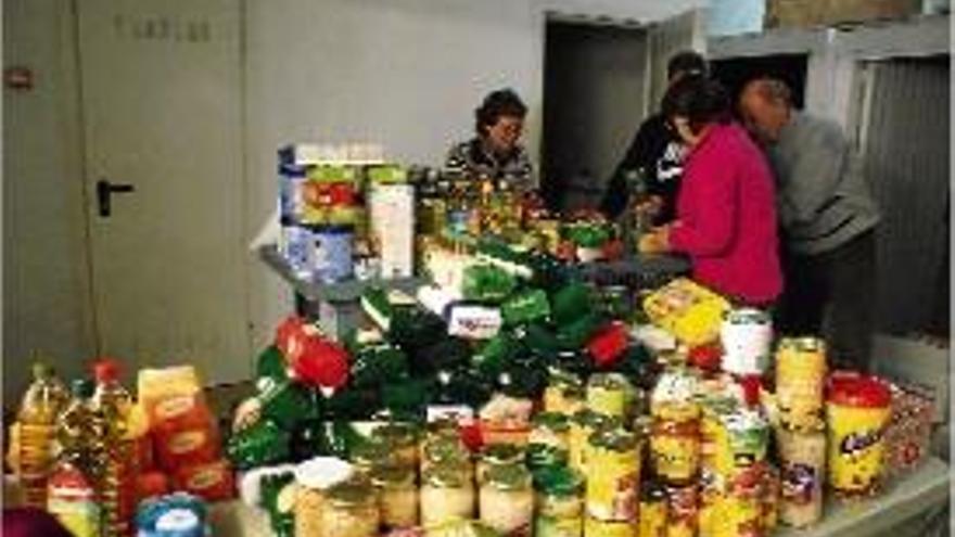 Voluntaris al centre de recaptació d&#039;aliments de la Garrotxa.