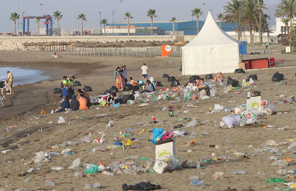 Así amanecen las playas malagueñas después de la noche de San Juan