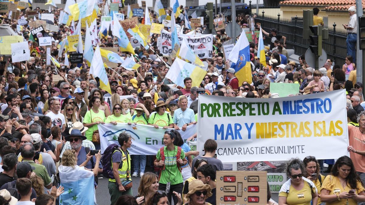 Manifestantes protestan contra el turismo en masa, este sábado, en Santa Cruz de Tenerife