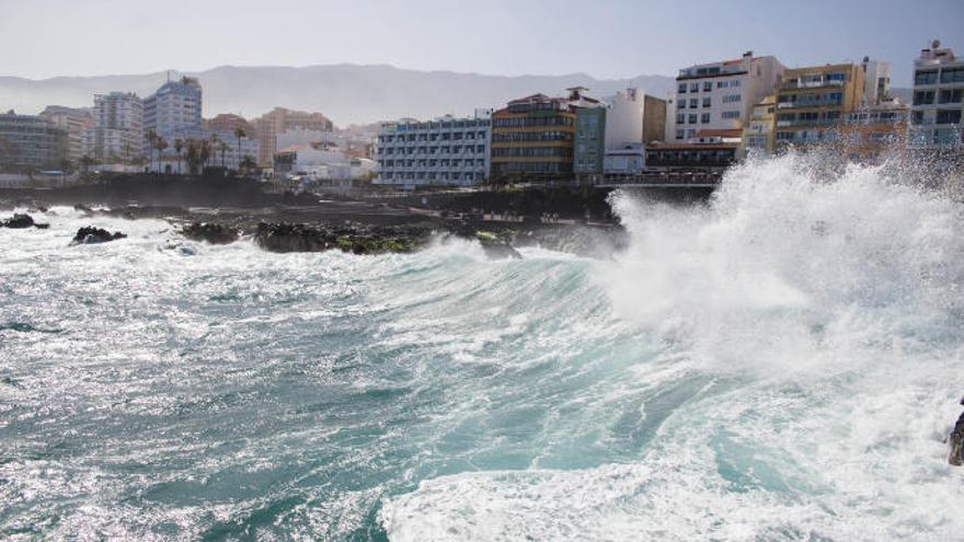 Fuerte oleaje en Puerto de la Cruz.