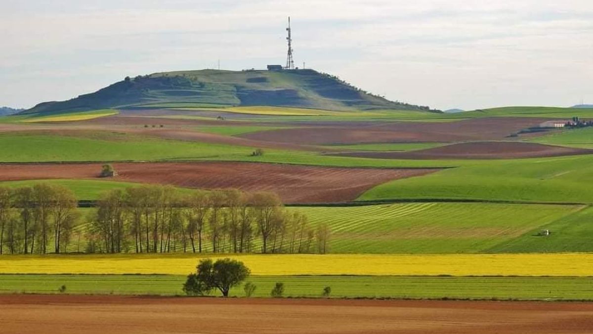 Al fondo el castro de El Viso, yacimiento prerromano declarado BIC