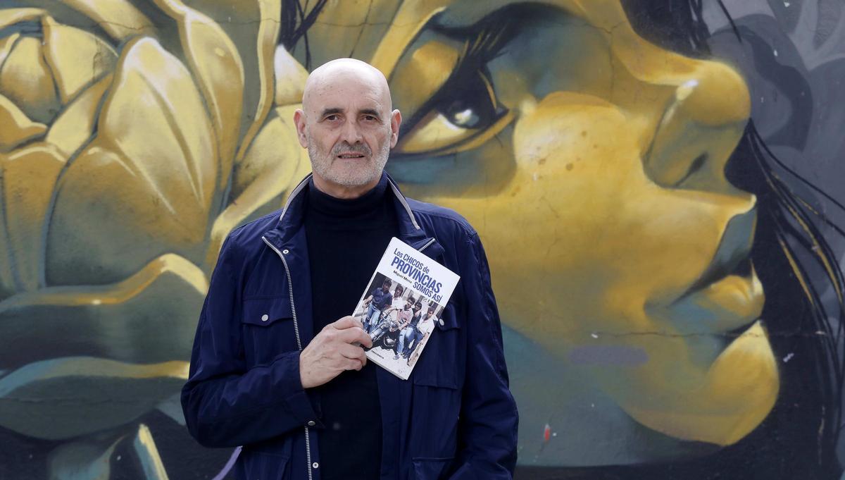 Miguel Mena, posa el pasado jueves con su libro.