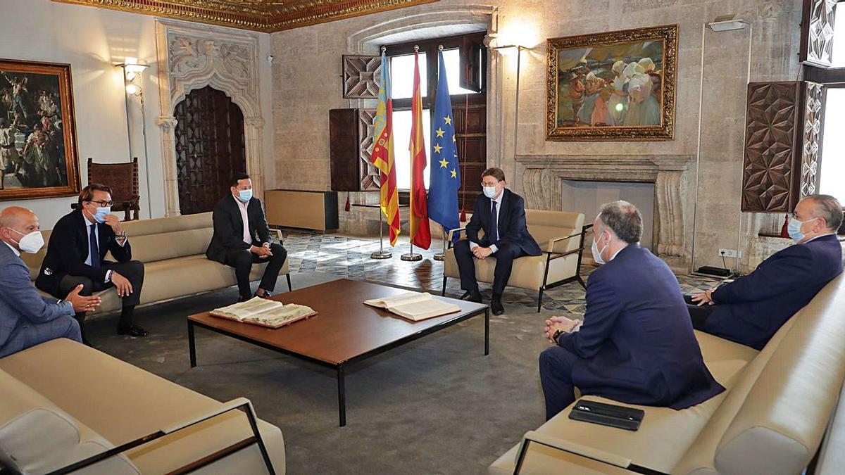 El presidente del Elche, a la izquierda, en la reunión del miércoles con el president Ximo Puig.  