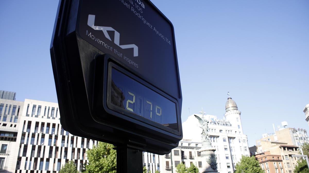 Un termómetro en la plaza de España de Zaragoza, que marca 27 grados