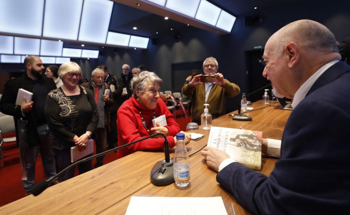 Juan Eslava Galán, firmando libros. | Luisma Murias