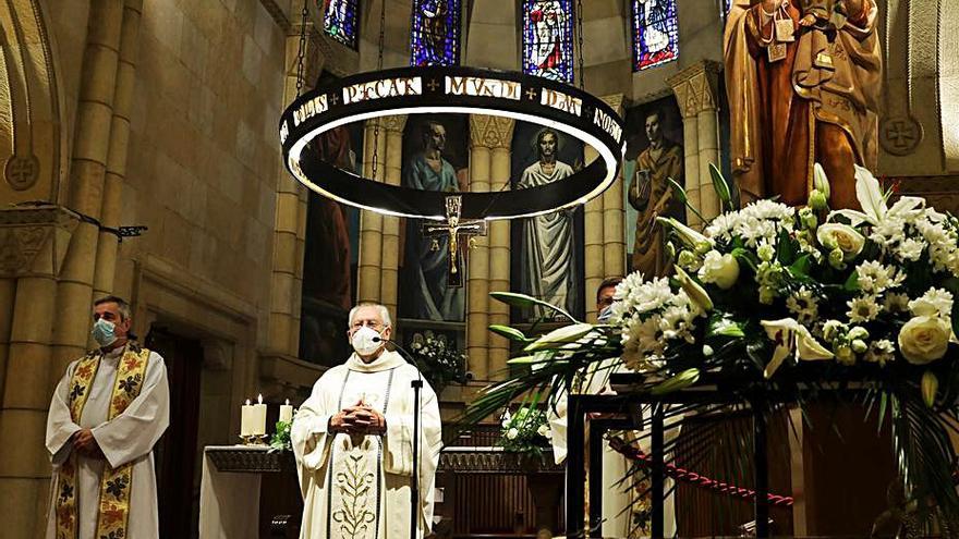 Javier Gómez Cuesta, en el centro, durante la eucaristía, con la imagen de la Virgen del Carmen a la derecha. | Juan Plaza