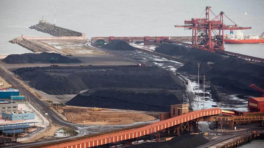 La zona trasera de Ebhisa en 2012; la barrera vegetal se ubicará junto al vial que aparece a la izquierda de la fotografía.