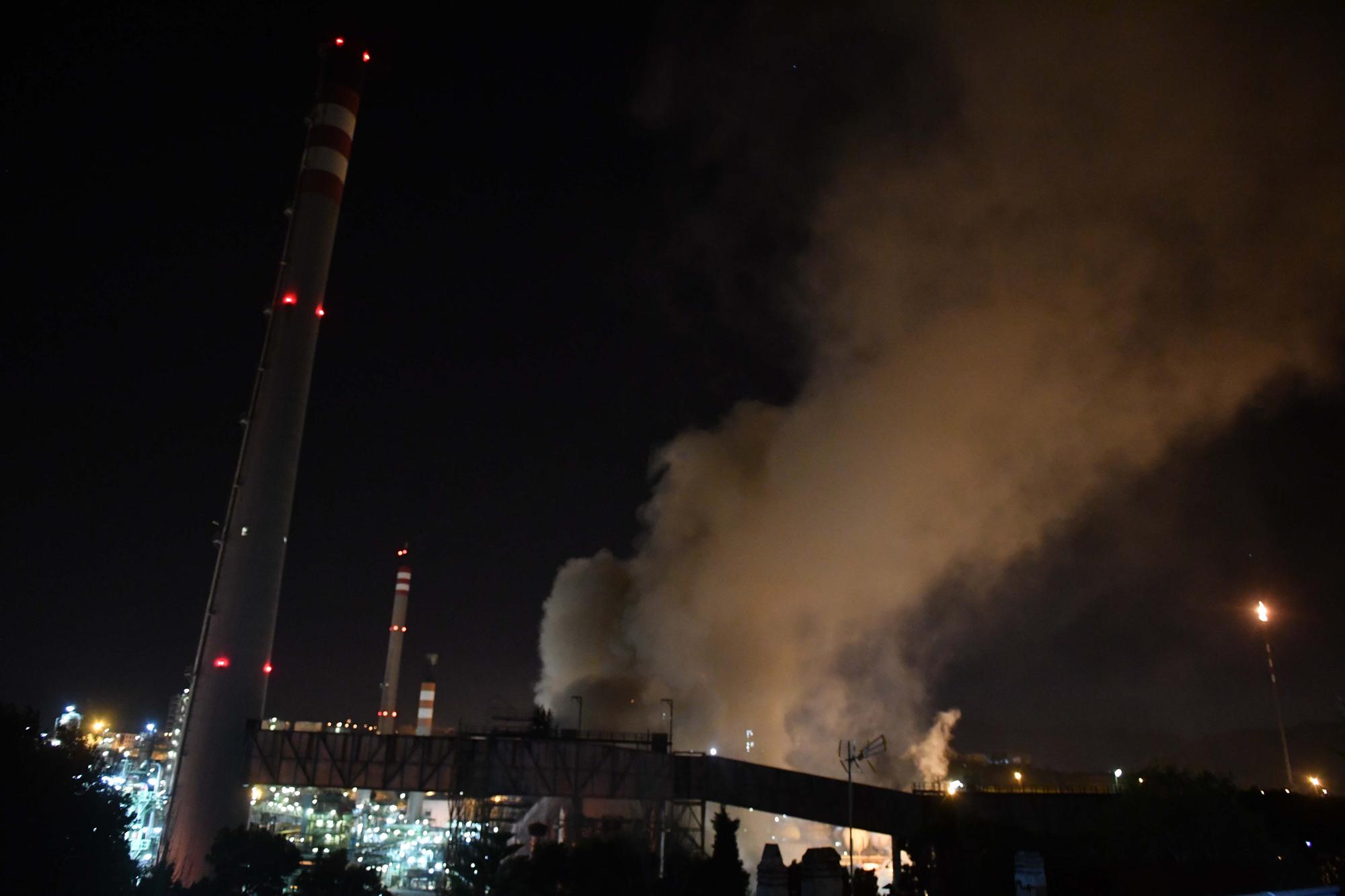 Fuego en la refinería de A Coruña