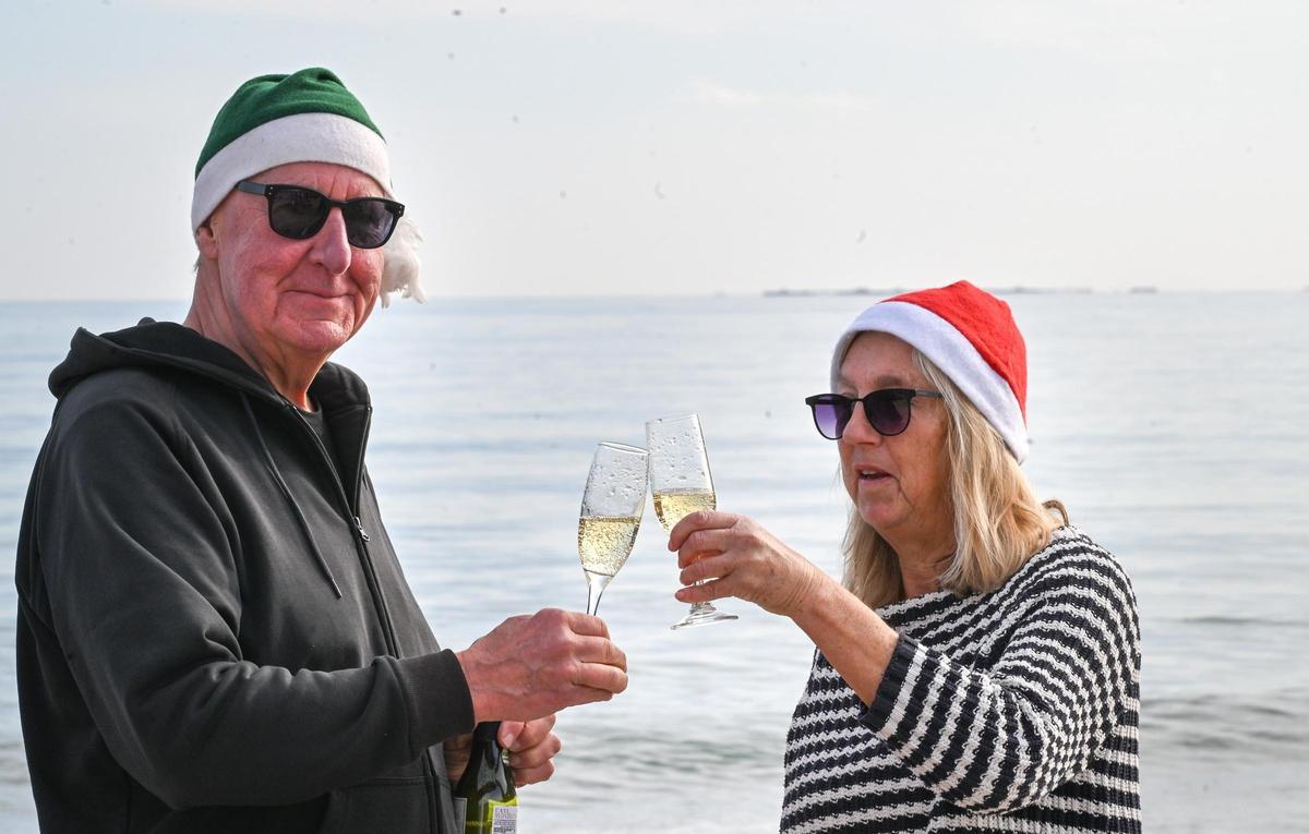 Cientos de personas celebran el Año Nuevo en la playa de La Marina disfrutando del buen tiempo