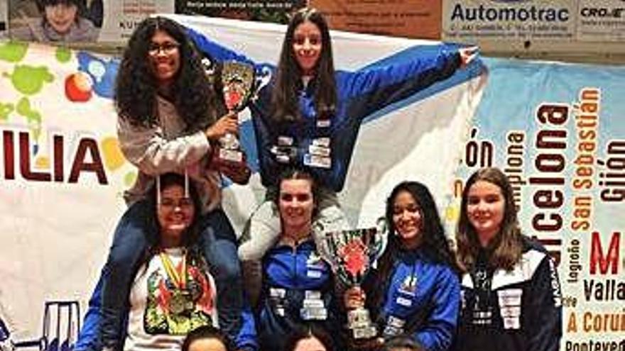 El equipo femenino de Galicia, con Irene Blanco con la copa.