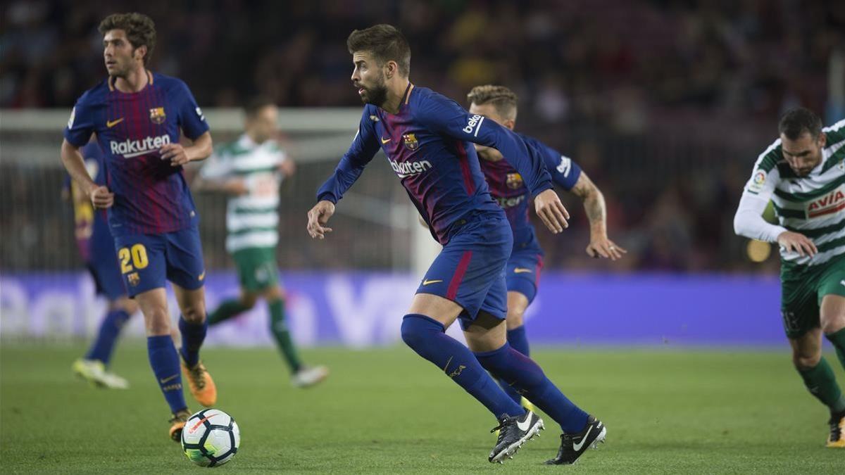 Sergi Roberto y Gerard Piqué, en el Barça-Eibar del Camp Nou