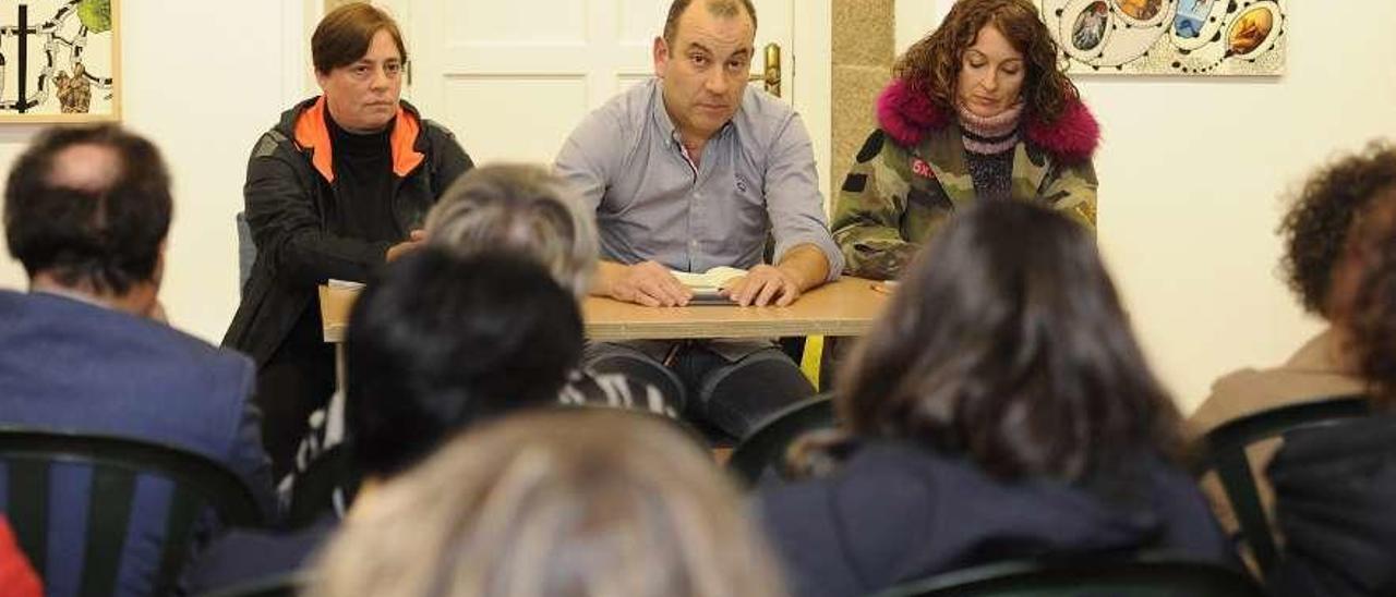 El presidente y dos directivas de la AMPA, en una asamblea informativa en el museo. // Bernabé/Javier Lalín