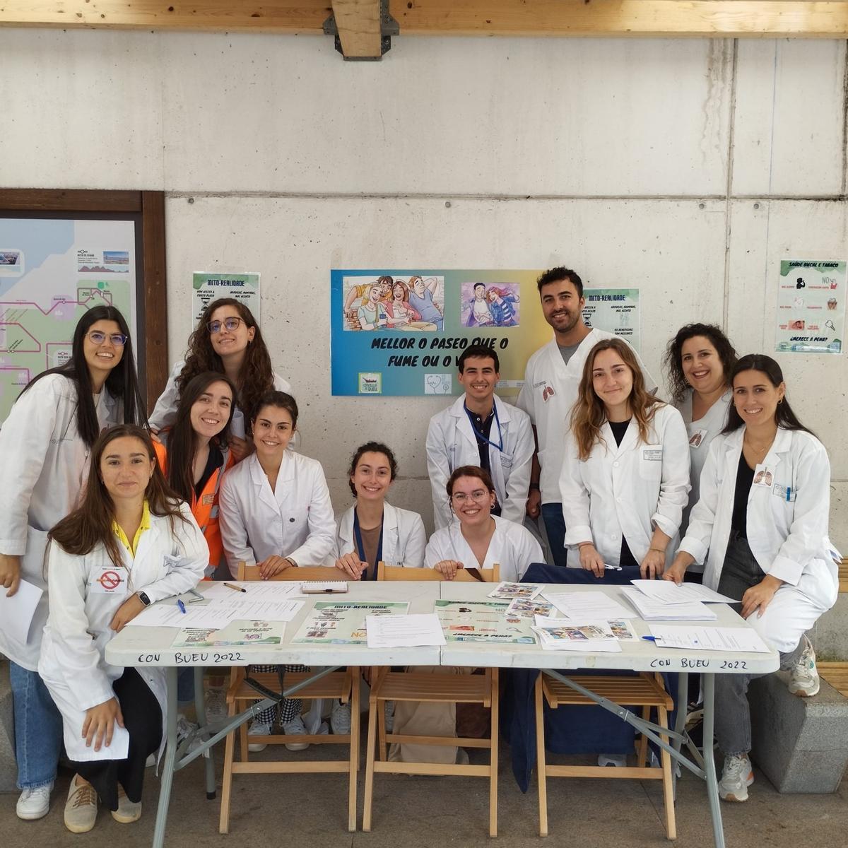 Residentes de medicina y enfermería del centro de salud de Bueu colocaron una mesa informativa en el entorno de la plaza de abastos para concienciar contra el tabaco.