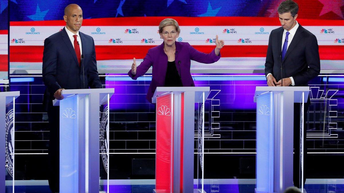 Elizabeth Warren, junto a Cory Booker y Beto O'Rourke, durante el primer debate de las primarias demócratas.