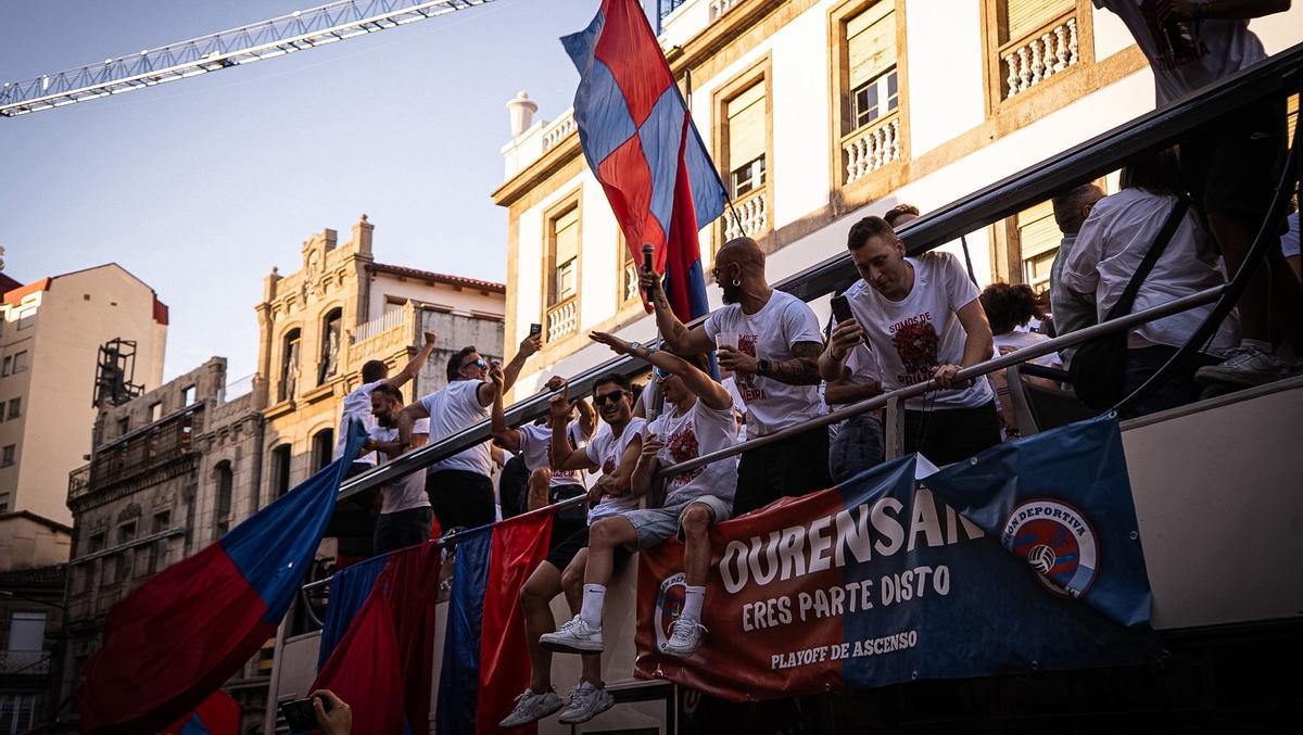 Los jugadores del Ourense celebran el ascenso a Primera RFEF.