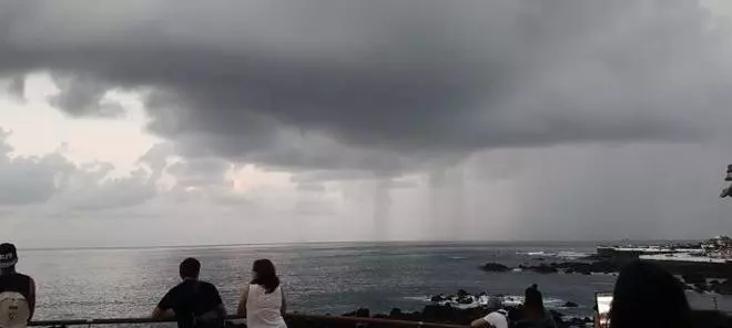 Pequeños tornados sobre el mar en el norte de Tenerife