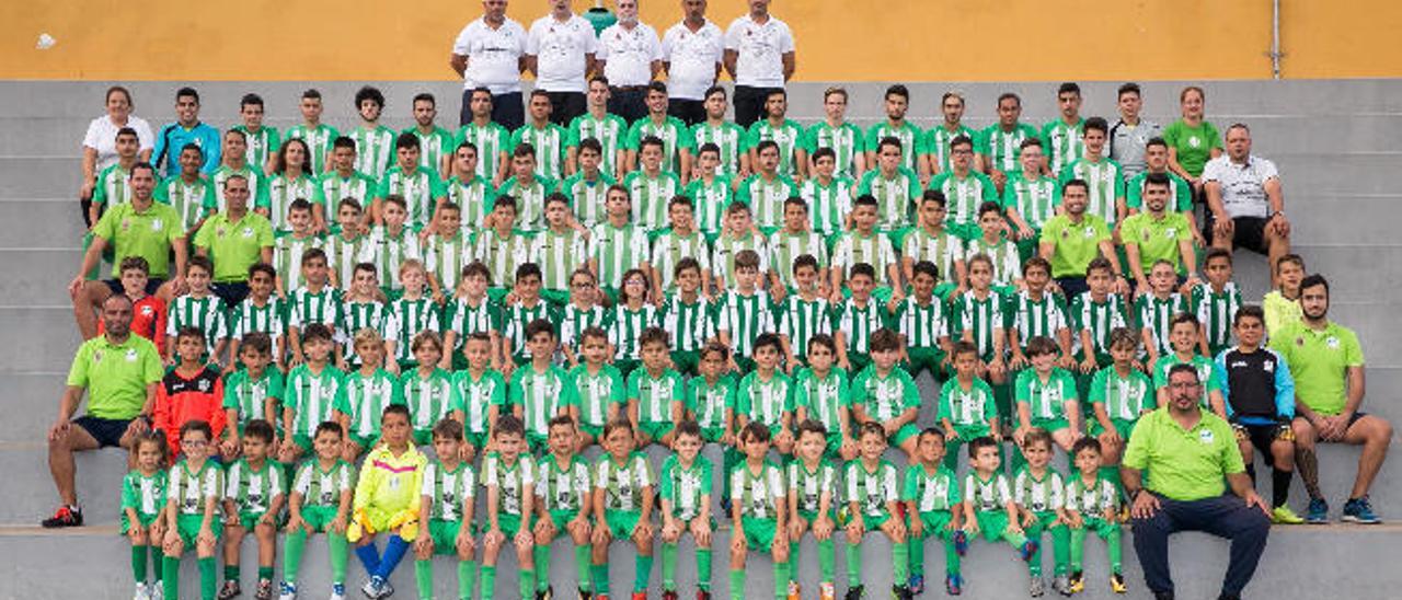 La cadena del Club Deportivo San Pablo Becerril, desde juveniles hasta prebenjamines, con técnicos y directivos en una grada del Estadio Municipal de La Atalaya.