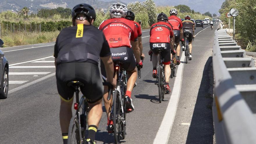 GRA065. OLIVA (VALENCIA), 11/06/2017.- Un grupo de ciclistas circula por la N-332, próximo al punto donde hoy un conductor, que ha dado positivo en drogas, ha originado un accidente de tráfico en el que ha fallecido un ciclista. El conductor, tras darse a la fuga, ha sido detenido por la Guardia Civil. EFE/Natxo Francés
