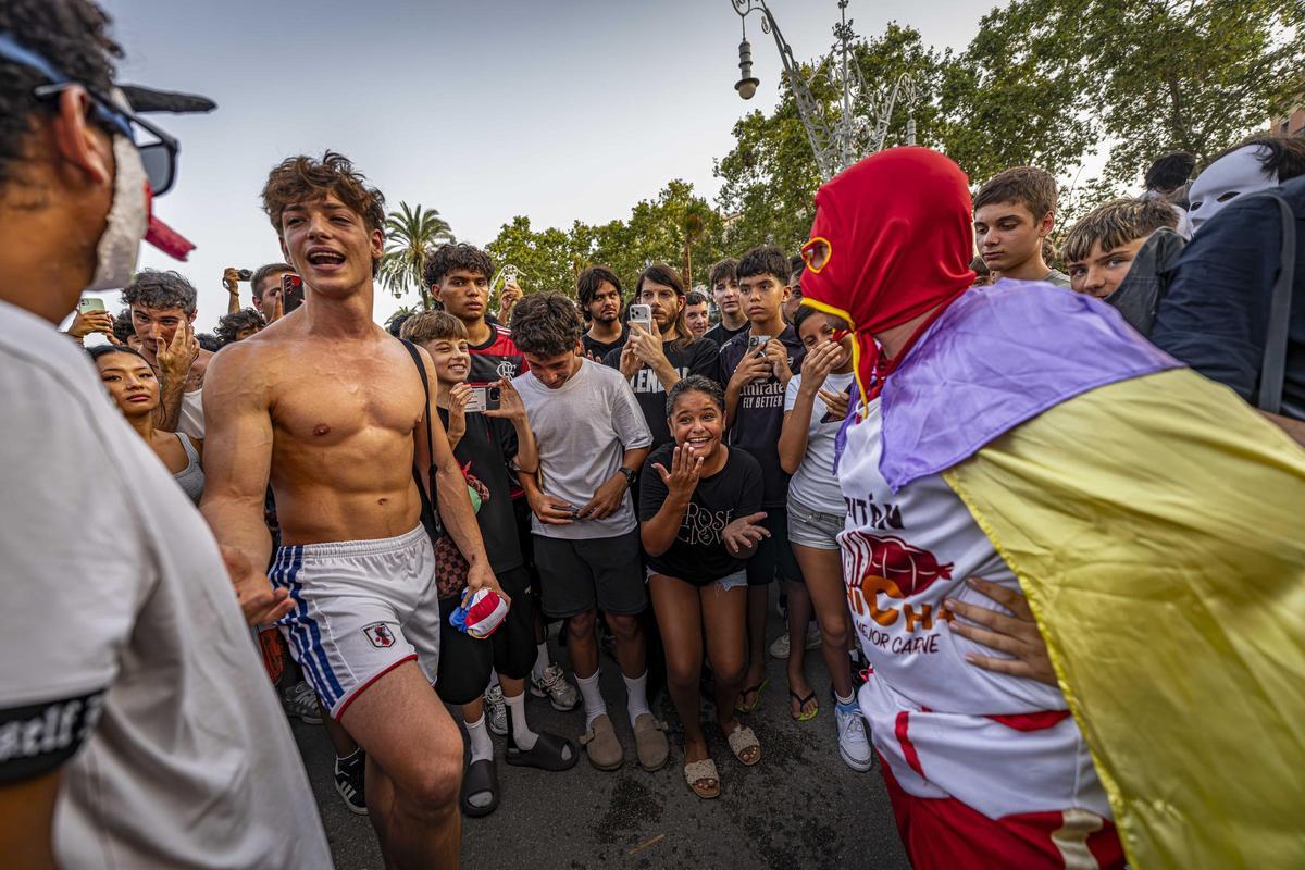 Batalla multitudinaria para farmear aura en Barcelona