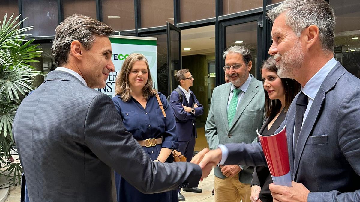 Jorge García, consejero Fomento e Infraestructuras, estrecha la mano a Antonio Miras Morente, director de la Institución Ferial.