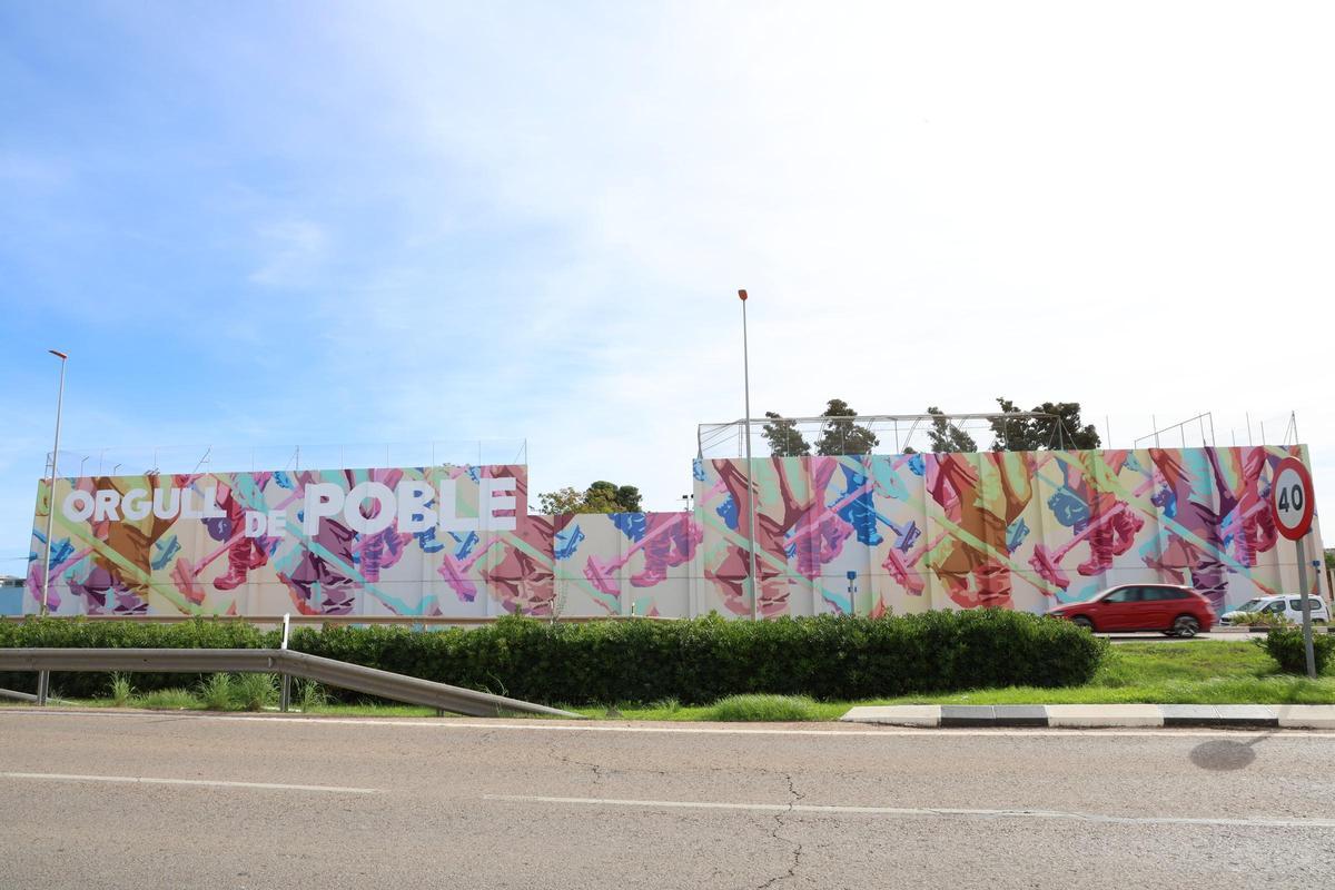 Vista del mural &quot;Orgull de Poble&quot; desde ña CV-400.
