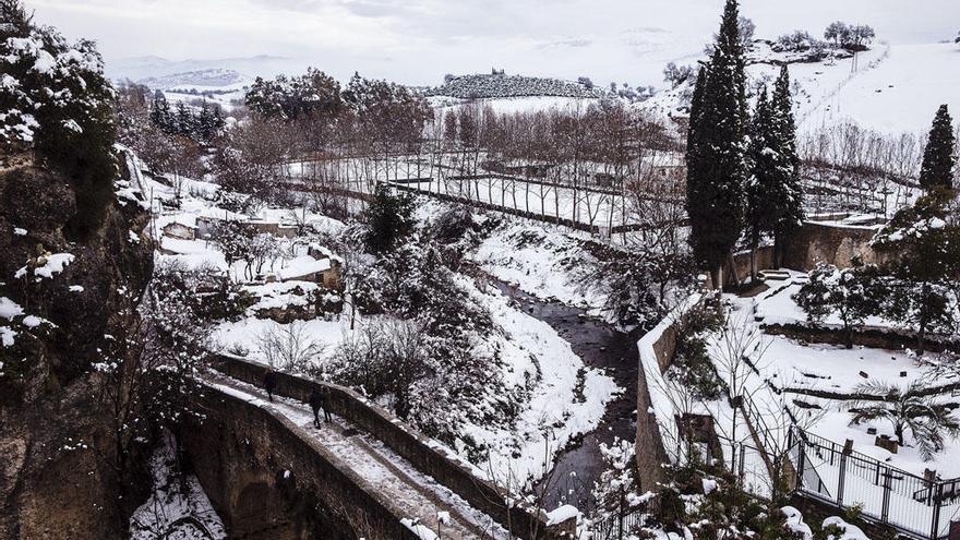 Vista del Puente Viejo en Ronda tras la intensa nevada caída durante la pasada madrugada.