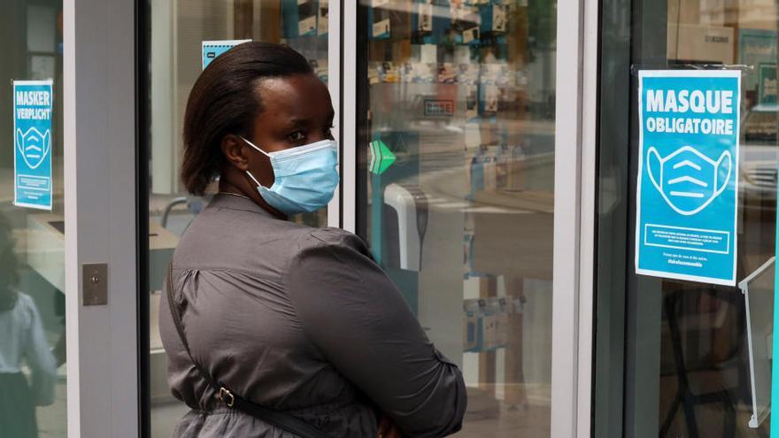 Una mujer con mascarilla, en Bélgica.